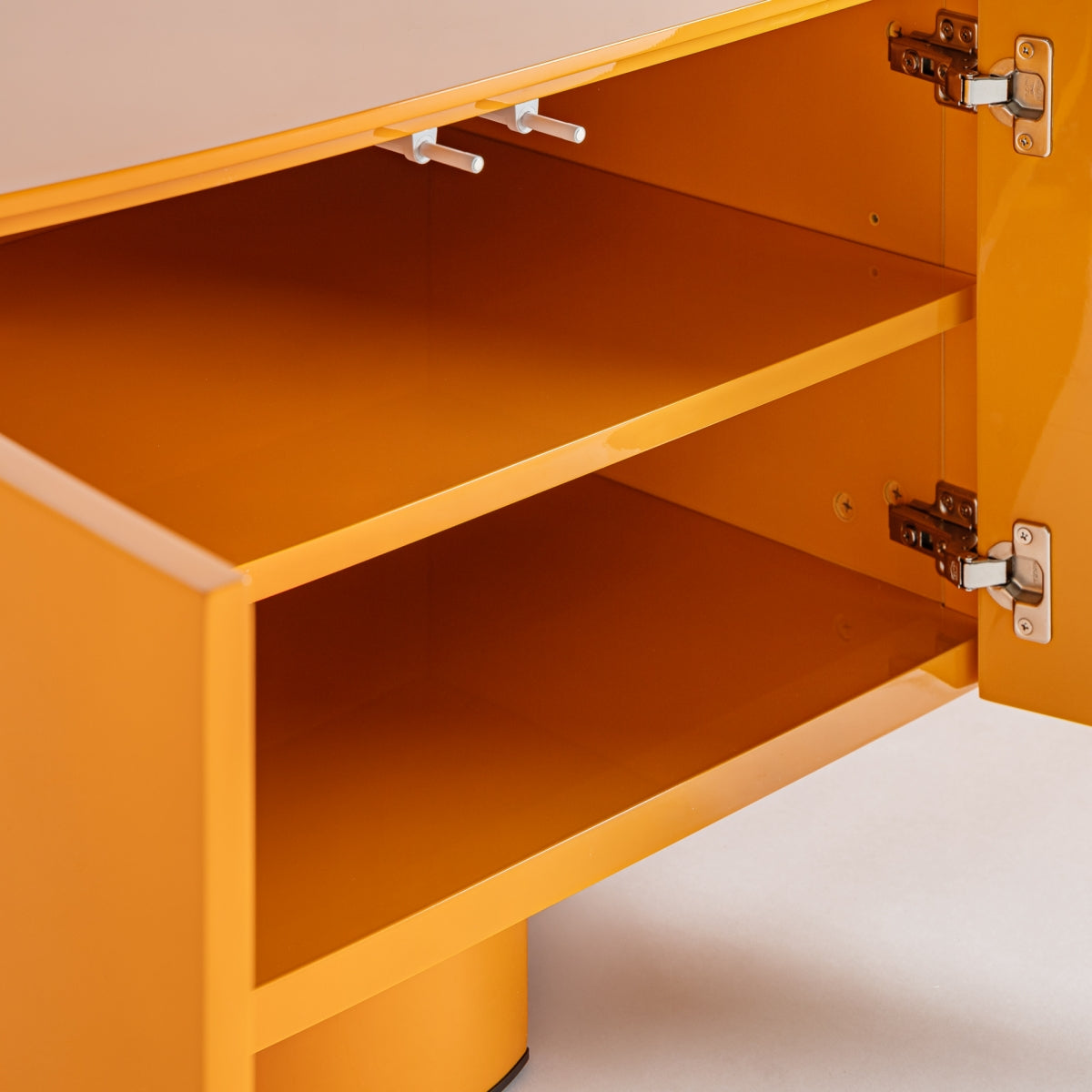 Meuble TV design en bois orange