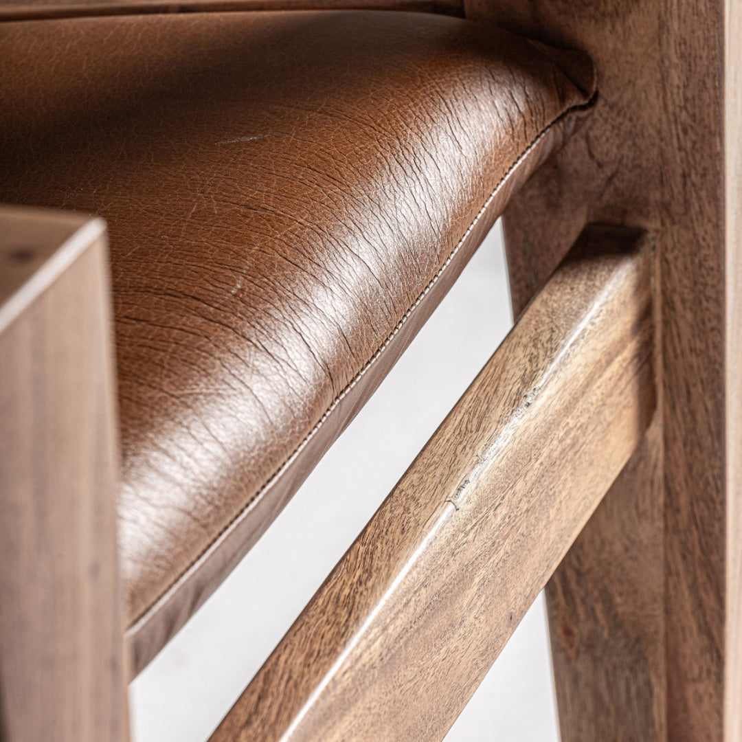 Fauteuil en cuir marron et bois d'acacia