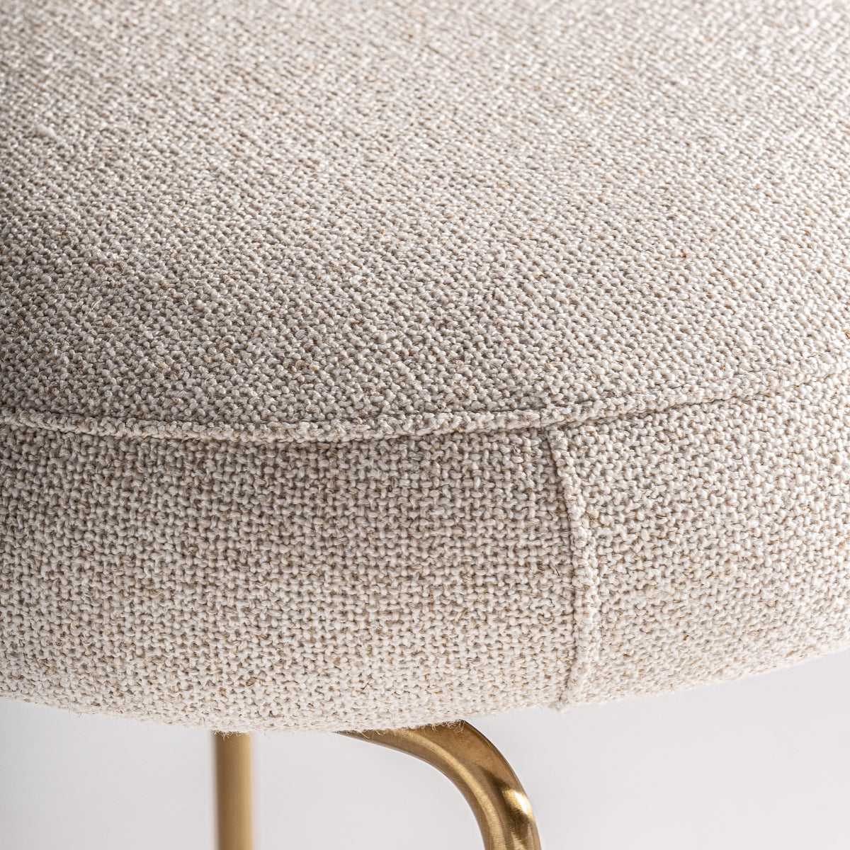 Chaise de bar en laiton et tissu blanc cassé