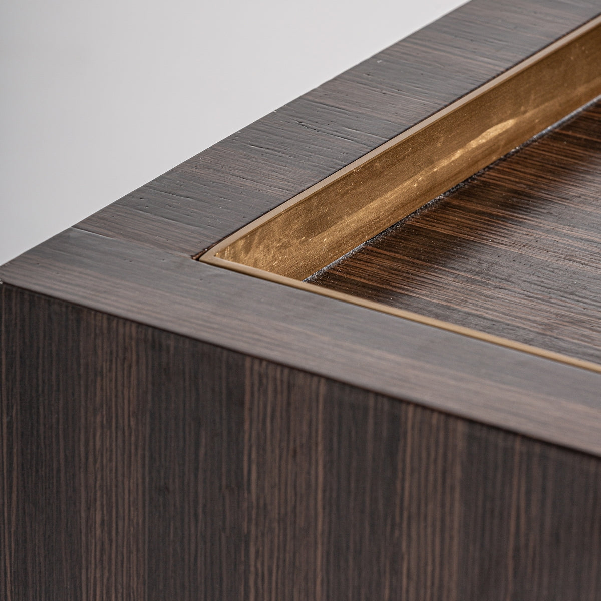 Table d'appoint en bois et laiton doré