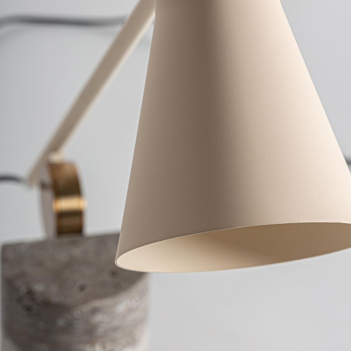 Lampe de table en marbre et laiton brossé