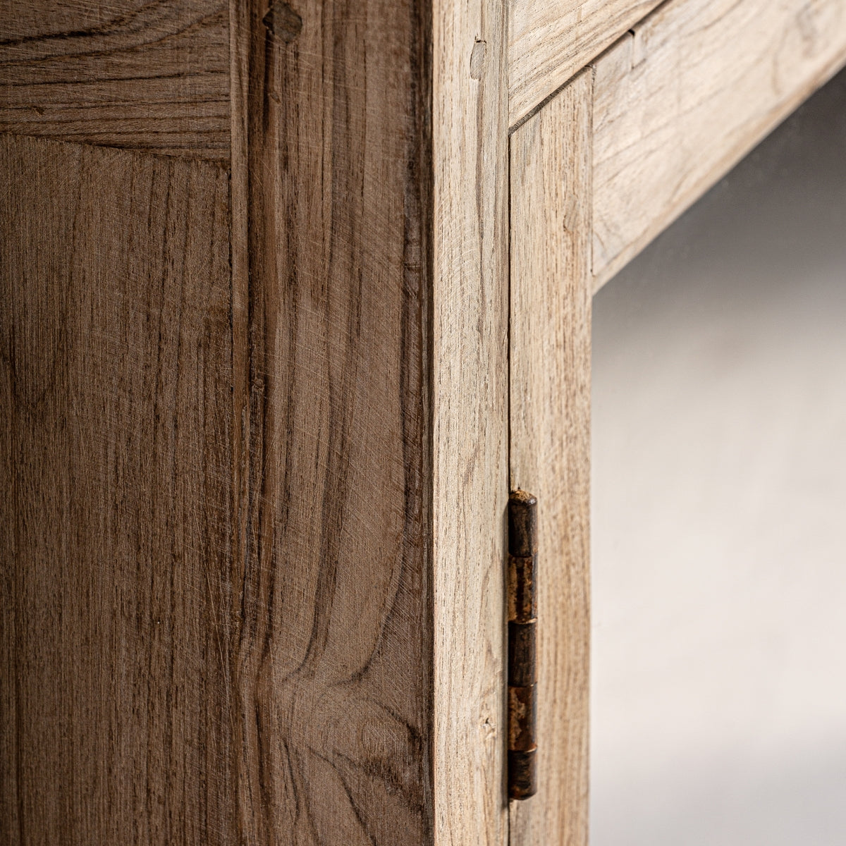 Vitrine en bois de pin