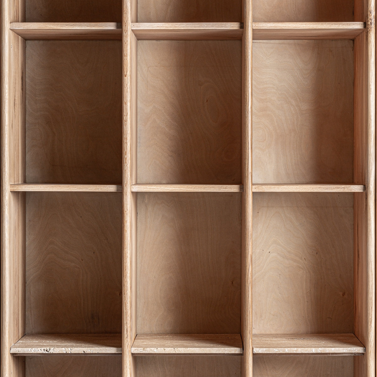 Étagère en chêne et travertin beige
