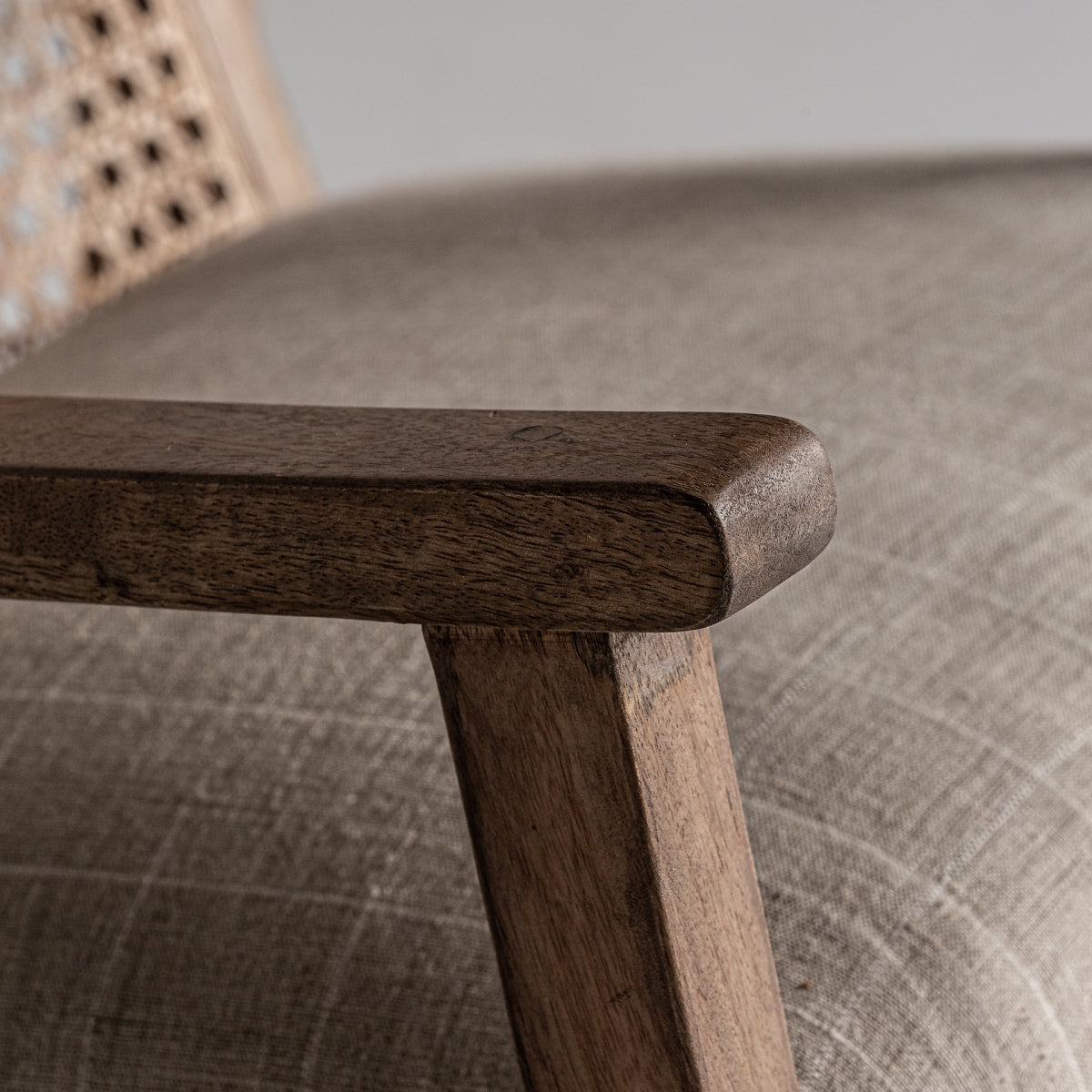 Fauteuil en tissu beige et rotin
