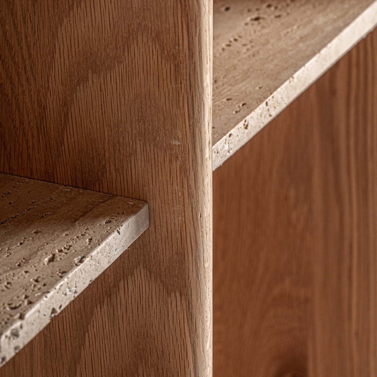 Étagère en chêne et travertin beige