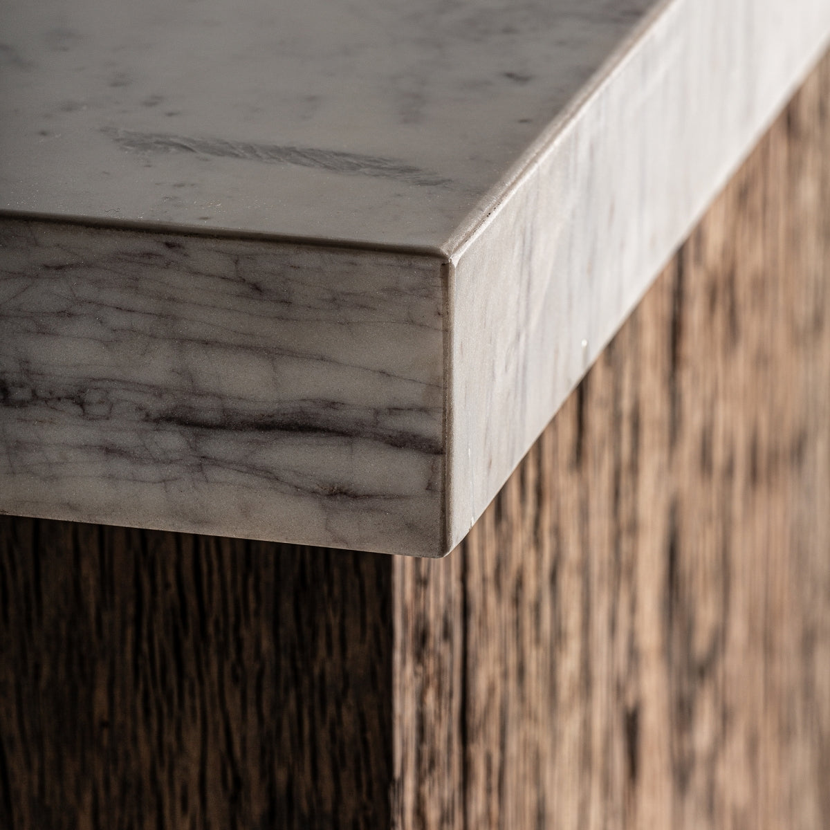 Comptoir en marbre blanc et bois de noyer