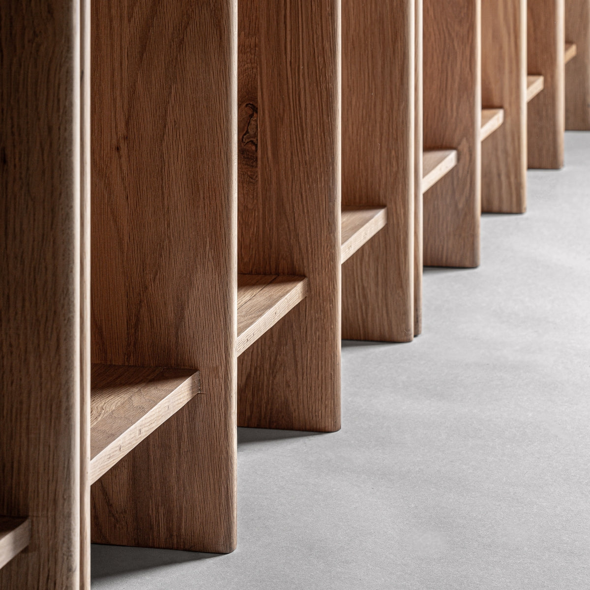 Étagère en chêne et travertin beige