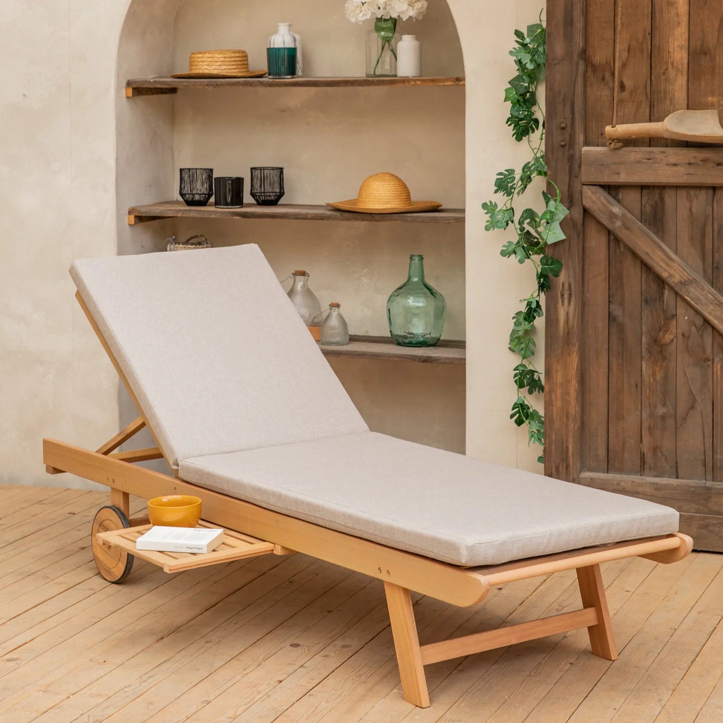 Bain de soleil pliant en acacia - coussin beige
