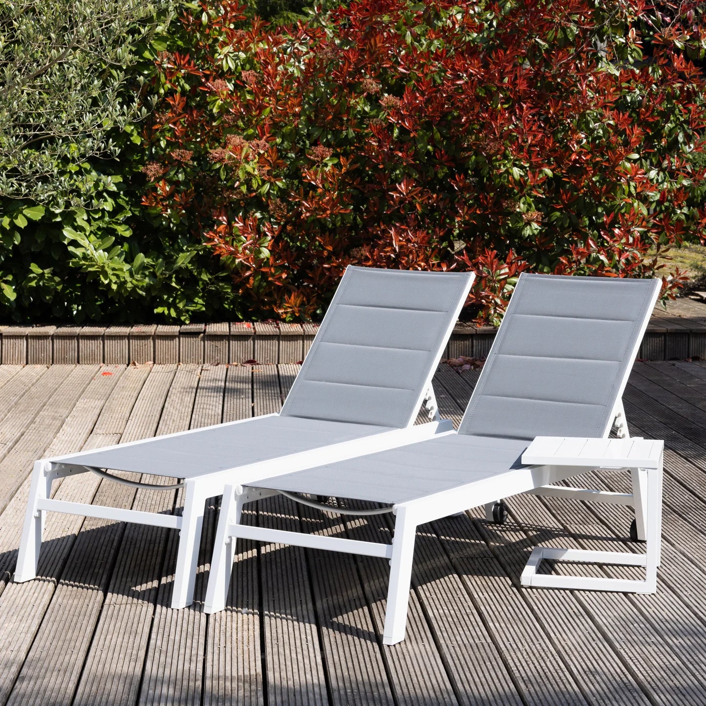 Ensemble de 2 bains de soleil et table d'appoint en textilène gris - aluminium blanc