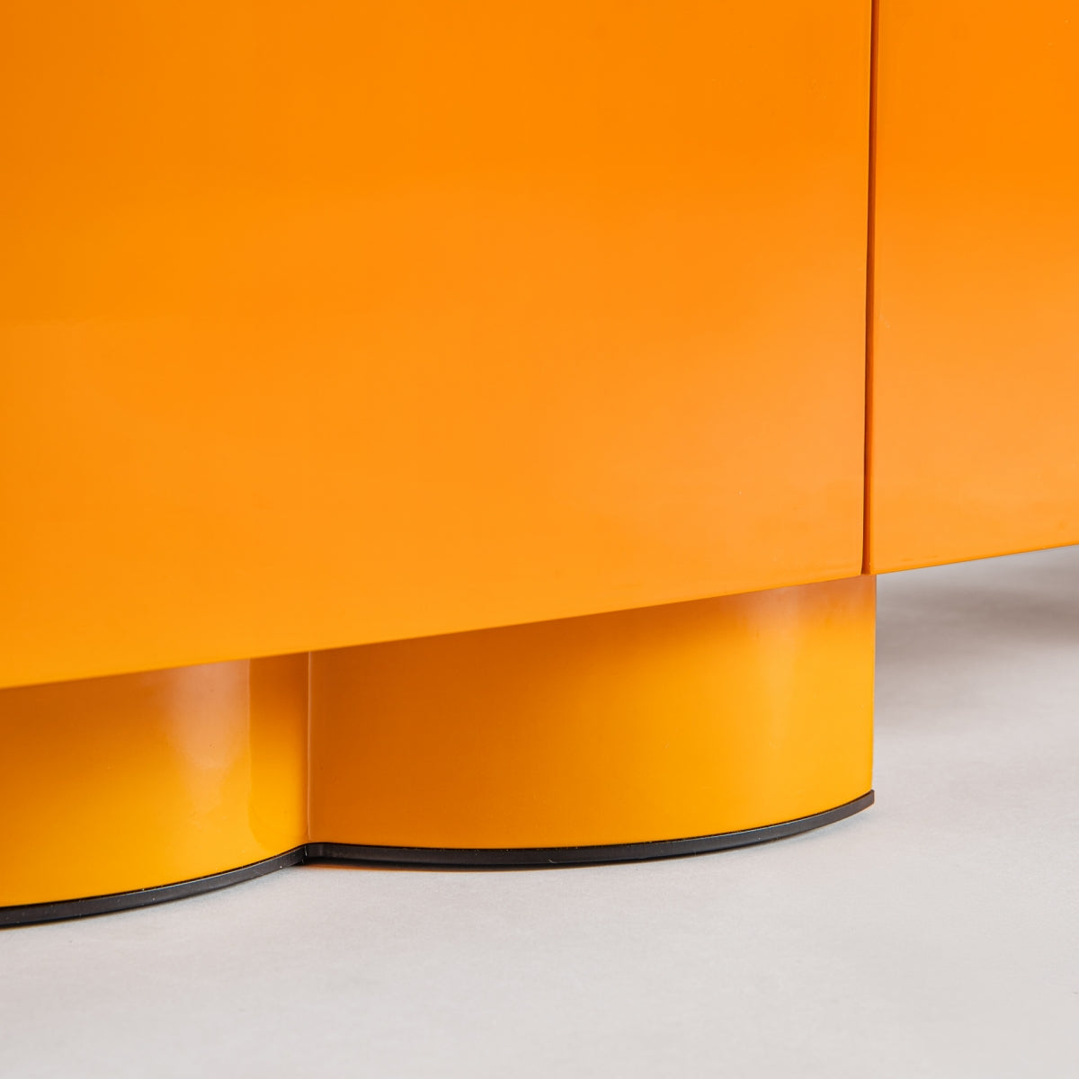 Meuble TV design en bois orange