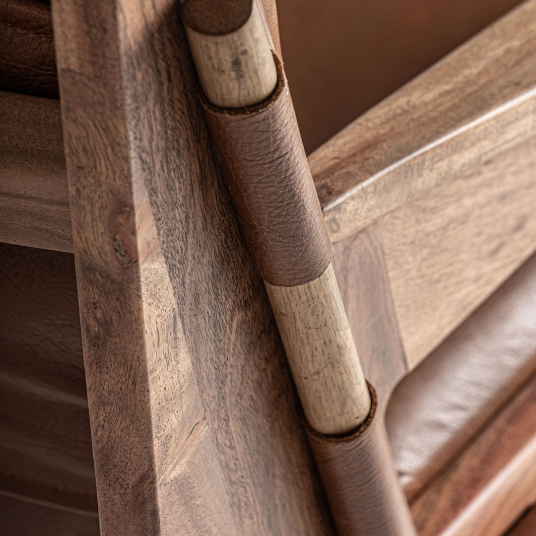 Fauteuil en cuir marron et bois d'acacia