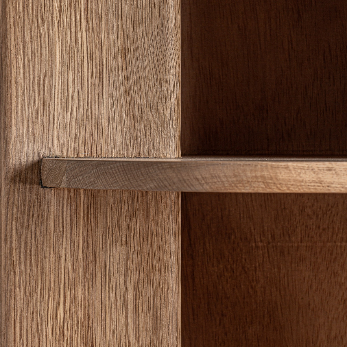 Étagère en chêne et travertin beige