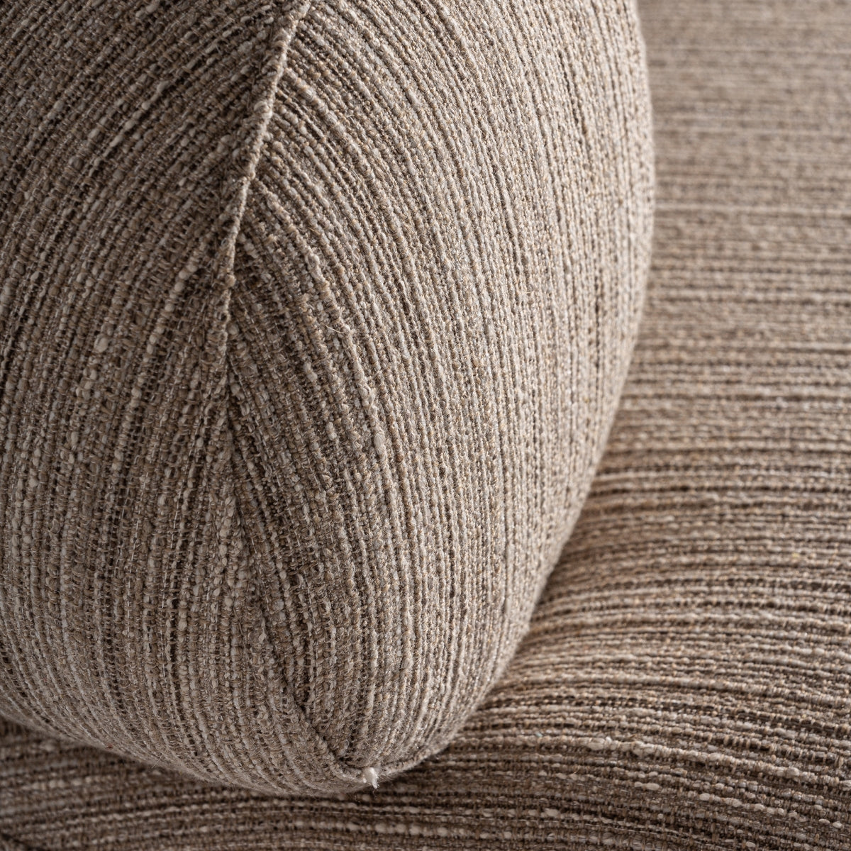 Fauteuil pivotant en tissu beige