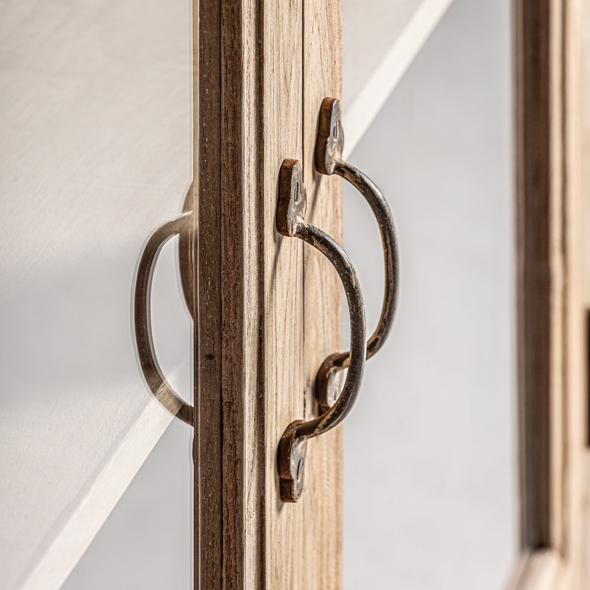 Vitrine en bois de pin