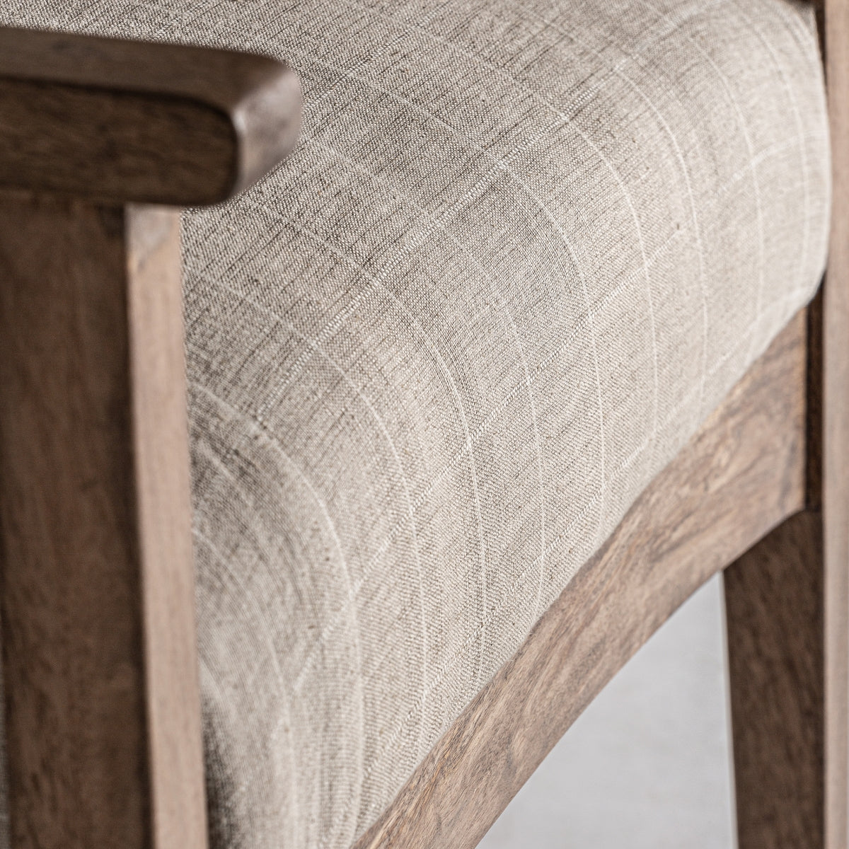 Fauteuil en tissu beige et rotin