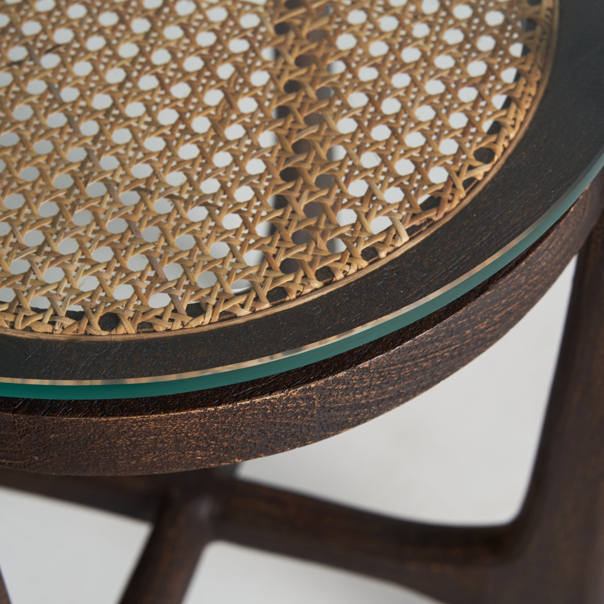 Table d'appoint en bois de manguier et en verre