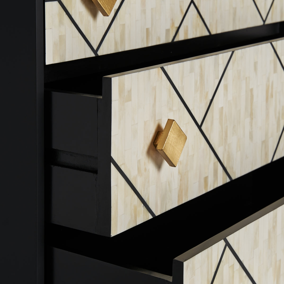 Commode en bois noir et incrustation d'os