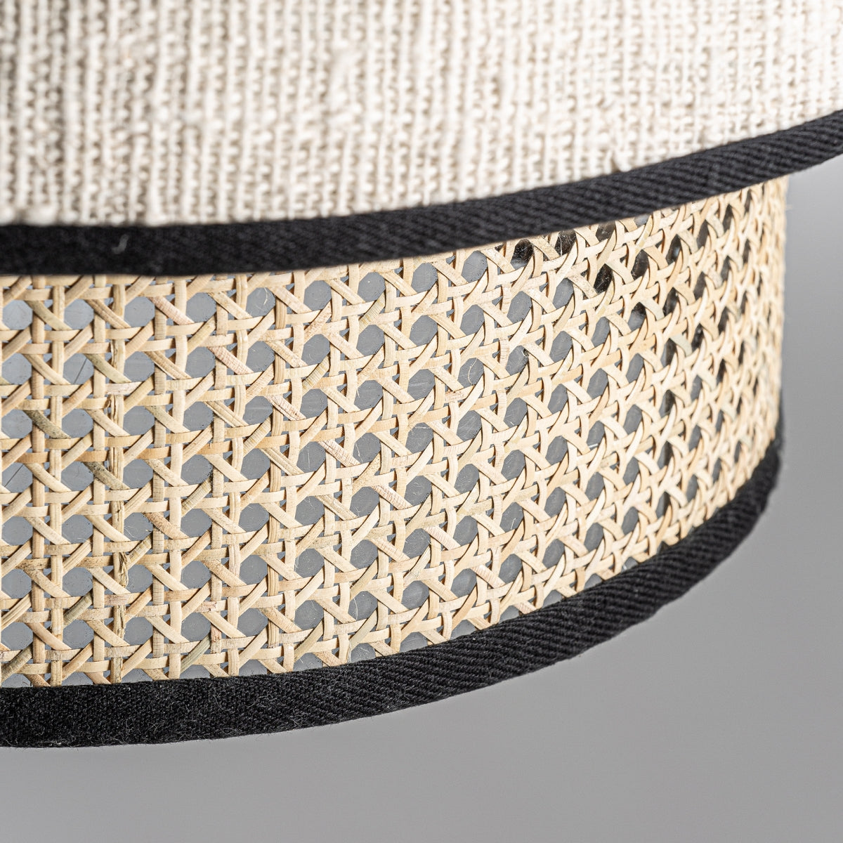 Lustre en rotin et tissu blanc